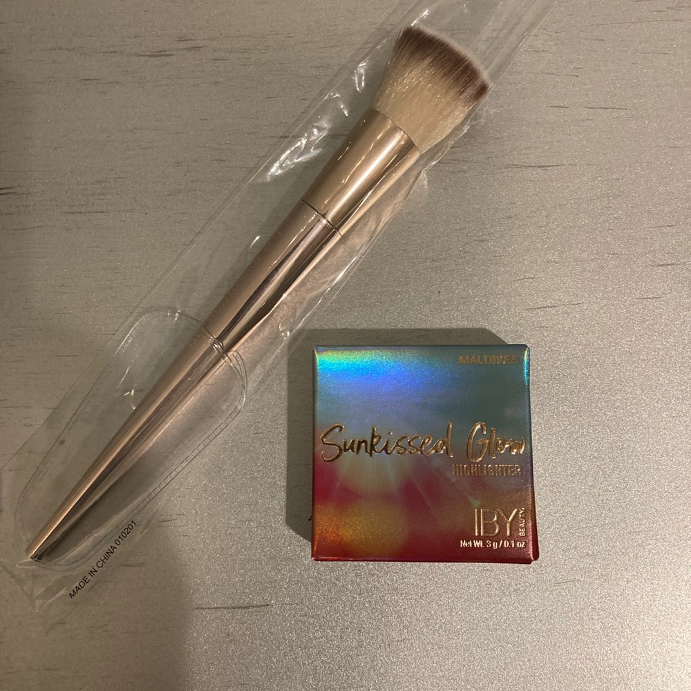 IBY Beauty Maldives Highlighter / F.A.R.A.H Flat Foundation Brush 615F